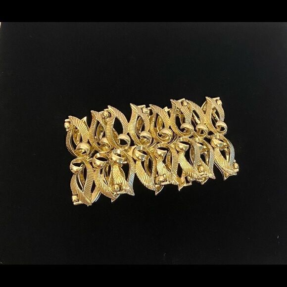 NWB Gold Overlay Leaf Bracelet  - Picture 2 of 7